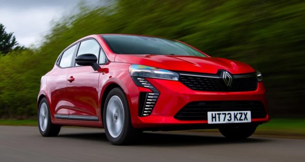 Отвън сегашното Renault Clio е до голяма степен еволюция на своя предшественик, особено след последния му фейслифт. Но големите промени под капака го доведоха до върха на пазара в този сегмент. За разлика от съперници като  Skoda Fabia и  Hyundai i20 - Clio разполага с пълно хибридно задвижване, което комбинира 1,6-литров бензинов двигател с електрически мотор, за да генерира 143 к.с.

Хибридът постига разход от 4л/100 км и спринтира до стотака за по-малко от десет секунди. Останалата част от пакета е значително подобрение спрямо старата кола. Clio е сравнително завладяваща при завои, а добре прецененото окачване предлага прилична комбинация от прецизност и комфорт. 

Качеството на кабината също е особено високо, а каросерията само с пет врати осигурява достатъчно място за краката отзад . Плюс приличен багажник от 391 литра.